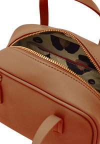 Borsa in cuoio marrone chiaro con cerniera dorata, dotata di un interno a motivo camouflage. Texture morbida e forma compatta con due manici.