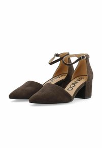 Scarpe con tacco a blocco in suede marrone, con punta affilata e cinturino alla caviglia. Texture liscia con una soletta interna di contrasto. Nome del marchio visibile all'interno.