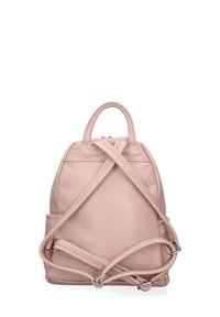 Zaino in pelle rosa soft con finitura testurizzata, dotato di spallacci regolabili e manico superiore, progettato con accenti di tracolle incrociate.