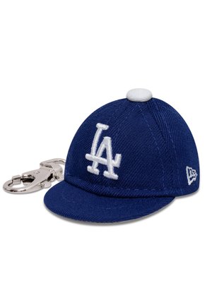 Cappellino da baseball mini blu realizzato in tessuto texturizzato, con logo "LA" ricamato in bianco e un bottone bianco nella parte superiore, attaccato a una clip metallica.