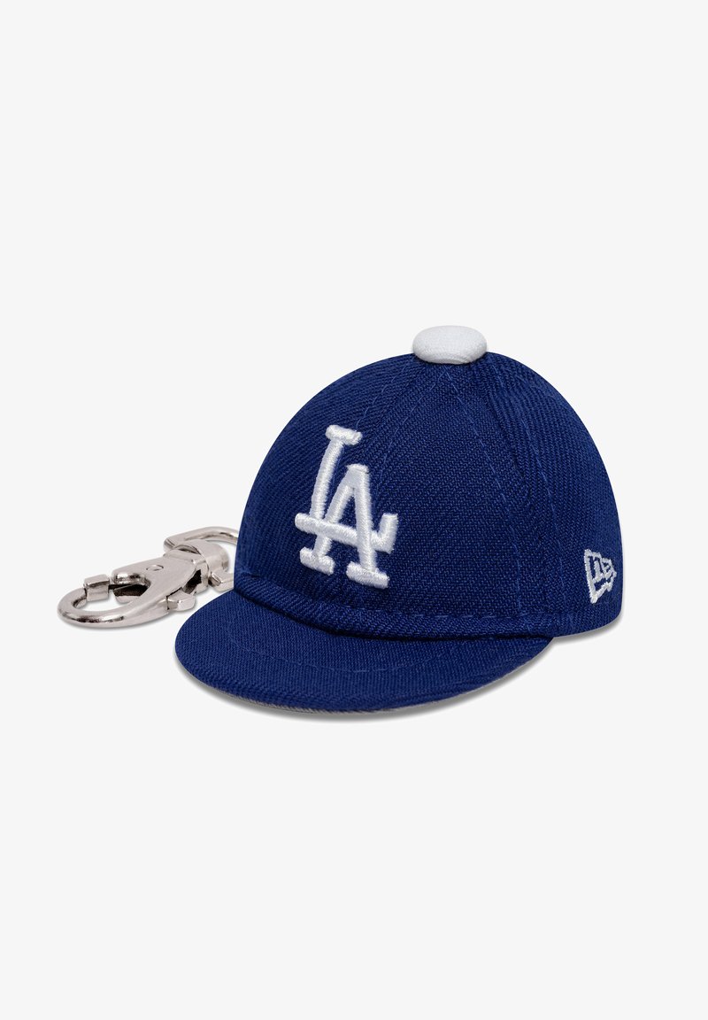 Kék mini baseball sapka, textúrált anyagból készült, fehér hímzett "LA" logóval és fehér gombbal a tetején, fémből készült klipszel rögzítve.