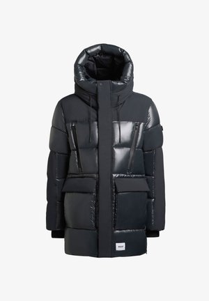 Svart puffig jacka med hög krage, glänsande finish, flera fickor med dragkedja, justerbara snoddar och ett mjukt, texturerat tyg.