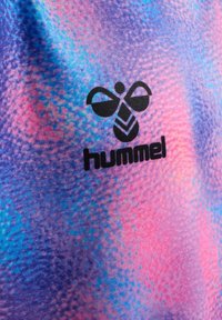 Hummel-tröja med ett gradientmönster i blå och rosa nyanser. Har en liten svart logotyp i mitten och texturerat tyg.