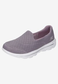 Lila slip-on sneaker med ett mesh-övre, en vit gummisula och en rundad tådesign, med subtil textur och varumärkesdetalj på sidan.
