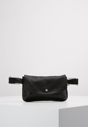 Sort lædertaske med tekstureret overflade, udstyret med en klaplukning og metallisk trykknap, justerbar rem på den ene side.