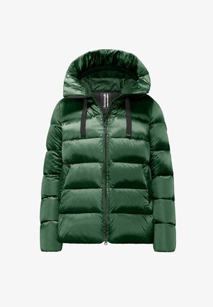 Zielona kurtka puchowa z kapturem, o błyszczącej, pikowanej fakturze. Czarny zamek błyskawiczny i sznurki podkreślają design.