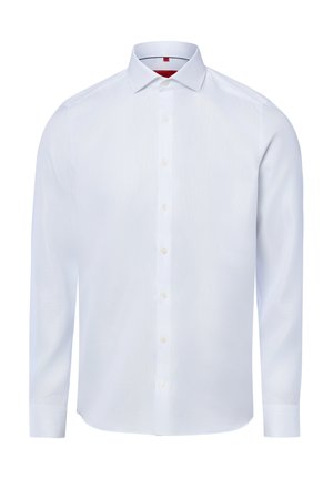 Biała koszula z długim rękawem, kołnierzem w szpic i zapięciem na guziki, z subtelnym teksturowanym wzorem i czerwoną wewnętrzną częścią kołnierza.