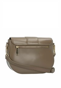 Borsa a tracolla in pelle marrone chiaro con chiusura a patta, tasca frontale con zip, dettagli in metallo dorato e cinturino regolabile. Texture liscia.