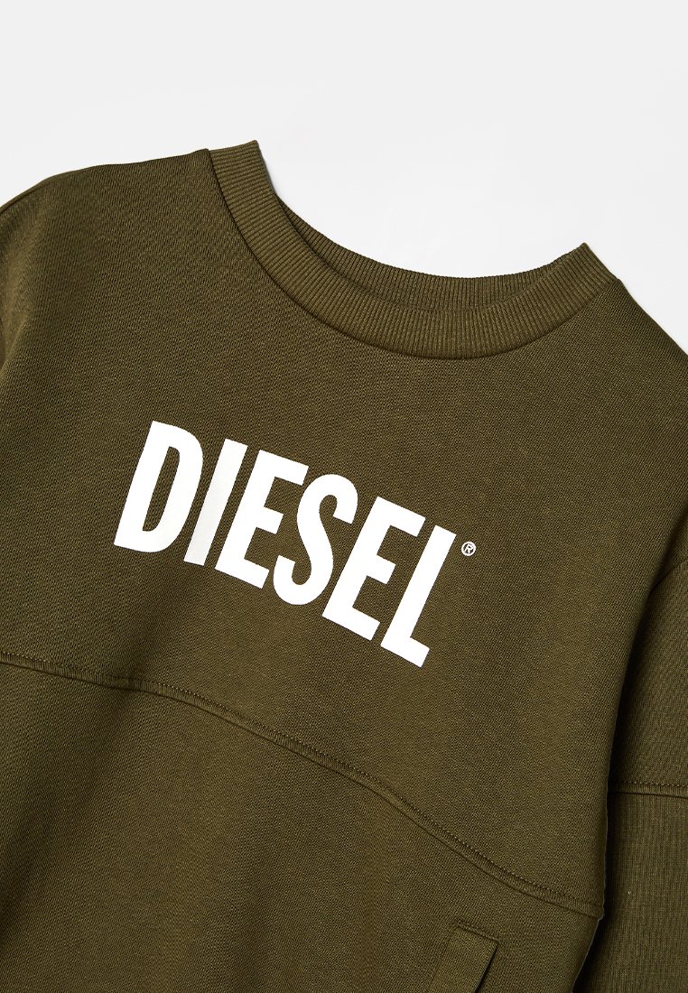 Oliwkowa bluza z bawełny, z ribbowanym dekoltem i dużym białym logo "DIESEL" na piersi. Minimalistyczny design.