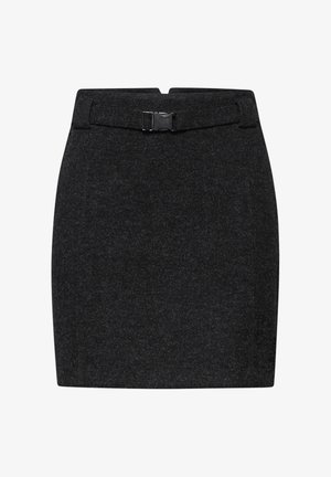 Zwarte wolmix rok met een getailleerde pasvorm, voorzien van een riem en gesp detail bij de taille, en een glad, gestructureerd oppervlak.