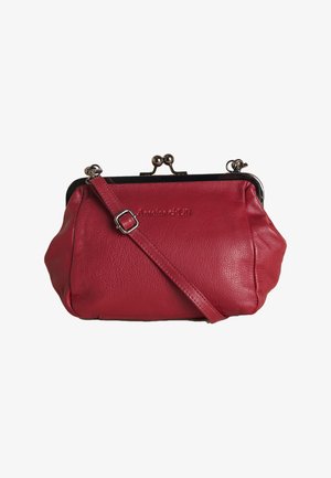 Rote Leder-Umhängetasche mit verstellbarem Riemen, Metallrahmen und Schnappverschluss, vorne mittig mit schwach geprägtem Markennamen.