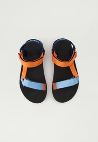 Crne sandale s narančastim i svijetloplavim podesivim trakama, s teksturiranim uloškom i kontrastnim detaljima loga brenda.