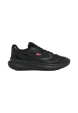 Schwarzer Sportschuh mit dicker Sohle und pinkem Krokodil-Logo an der Seite, entwickelt für Komfort und lässiges Tragen.