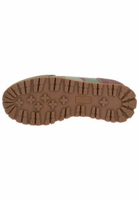 Podeszwa buta o wytrzymałym, brązowym wzorze z gumy, z wyraźnymi wytłoczeniami zapewniającymi przyczepność, akcentowana zielonymi, czerwonymi i beżowymi górnymi sekcjami.