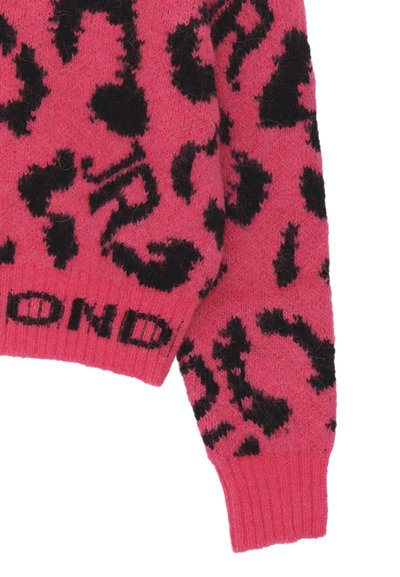 Maglione rosa lavorato a maglia con motivo leopardato nero e polsini a costine. L'orlo inferiore presenta un logo di marca in evidenza in nero.