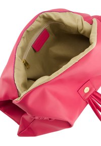 Rosa Lederhandtasche mit weicher Textur, goldfarbener Hardware und einem beigen Stofffutter, das eine Reißverschlusstasche und eine gestickte Kante aufweist.