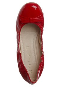 Ballerine en cuir verni rouge avec un bout rond, des bords froncés et un accent en nœud à l'avant, dotée d'un intérieur rembourré beige.