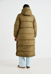 Vero Moda Curve VMCKLEA LONG COAT - Zimný kabát - capers