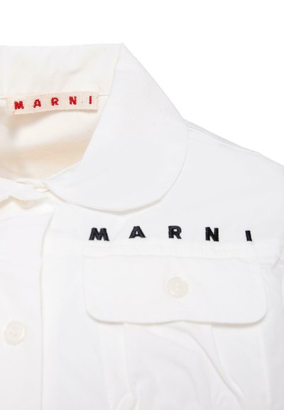 Camicia bianca con colletto caratterizzata dal logo "MARNI" ricamato in nero. Include chiusura con bottoni e dettagli sulla tasca. Tessuto di cotone leggero e liscio.