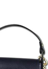 Navy leren handtas met een schouderriem, voorzien van een gouden sluiting en ketting. Het ontwerp is modern en chic, met de nadruk op kwaliteit en elegantie.