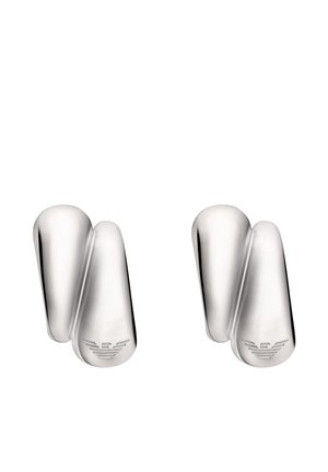 Stříbrné náušnice s hladkým, zakřiveným designem. Každá náušnice má na spodní části logo a lesklý, odrazový povrch.