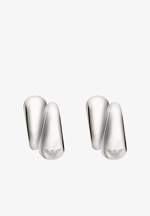 Stříbrné náušnice s hladkým, zakřiveným designem. Každá náušnice má na spodní části logo a lesklý, odrazový povrch.