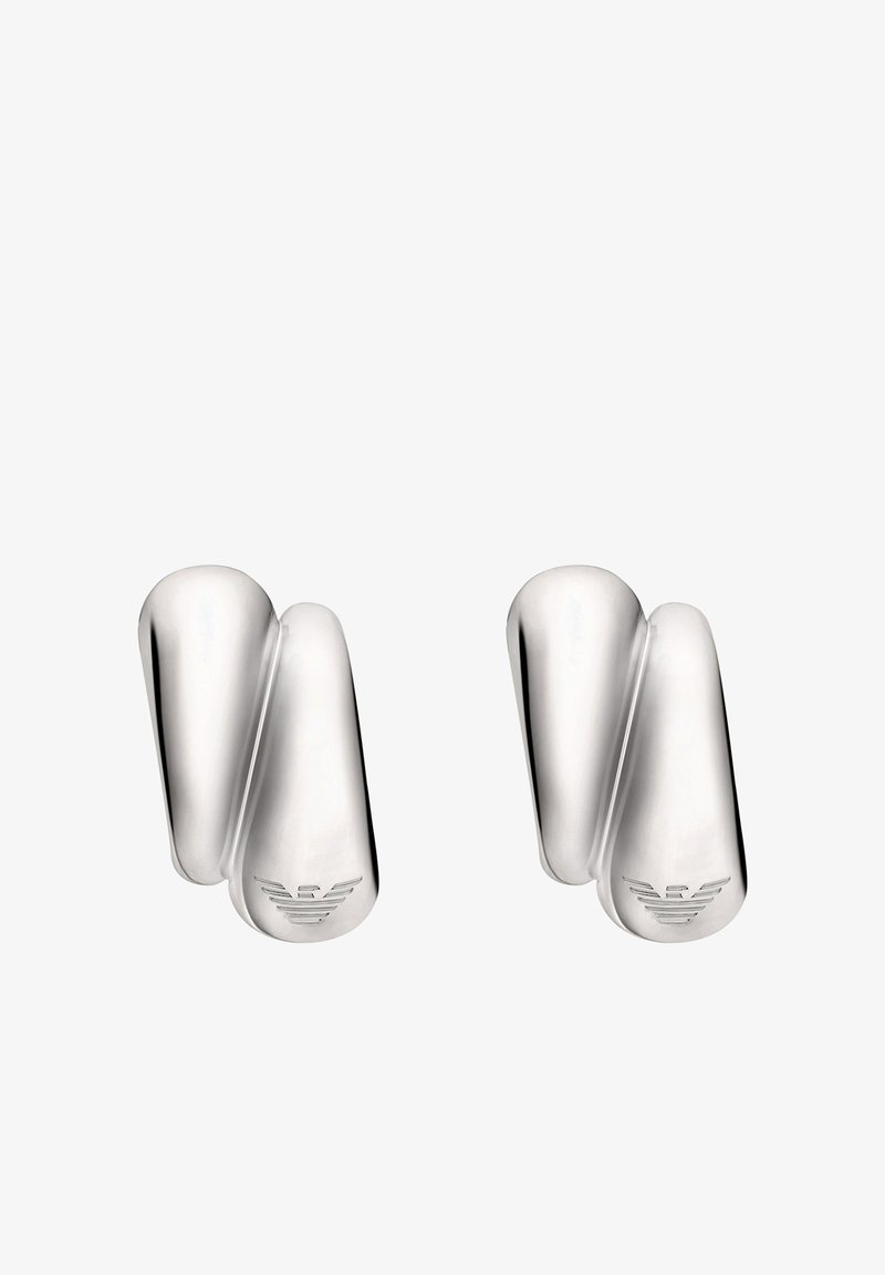 Sølvøreringe med et glat, buet design. Hver ørering har en logo ved basen og en poleret, reflekterende overflade.