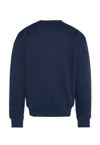 Sudadera azul marino de algodón con cuello redondo, manga larga y puños acanalados. Textura lisa, sin estampados ni logotipos, color sólido.