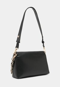 Schwarze Leder-Umhängetasche mit flacher, rechteckiger Form. Verfügt über eine Kettenakzent und einen verstellbaren Riemen. Glatte Textur mit goldenen Beschlägen.