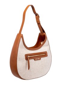 Borsa a spalla in tessuto beige con accenti in pelle marrone; presenta una tasca frontale con zip e una singola tracolla regolabile.