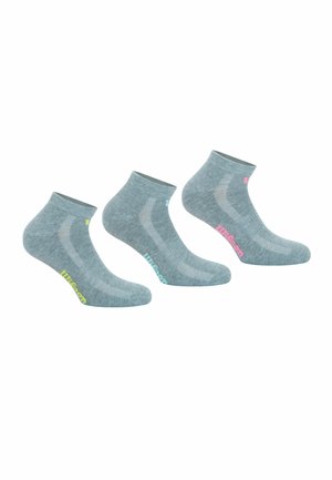 Trois paires de chaussettes de cheville en gris chiné, présentant des logos colorés en bleu, rose et jaune. Elles ont une texture lisse et un design à coupe basse.