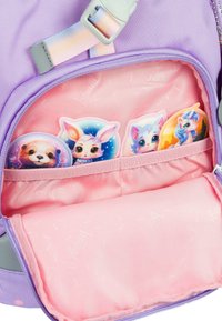 Zaino viola con interno rosa, caratterizzato da tre adesivi di animali colorati: panda, coniglio e gatto blu, in una tasca con zip.