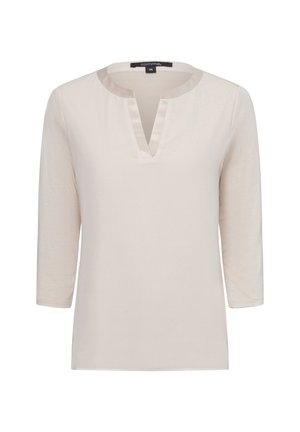 Helles beiges Langarmshirt mit Rundhalsausschnitt und einem kleinen V-Ausschnitt an der Vorderseite, aus einem glatten Stoff mit minimaler Struktur.