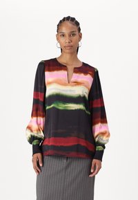 Blusa multicolore con scollatura a V profonda, maniche lunghe a palloncino, una texture morbida in satin e motivi a tratto orizzontale in tonalità calde.