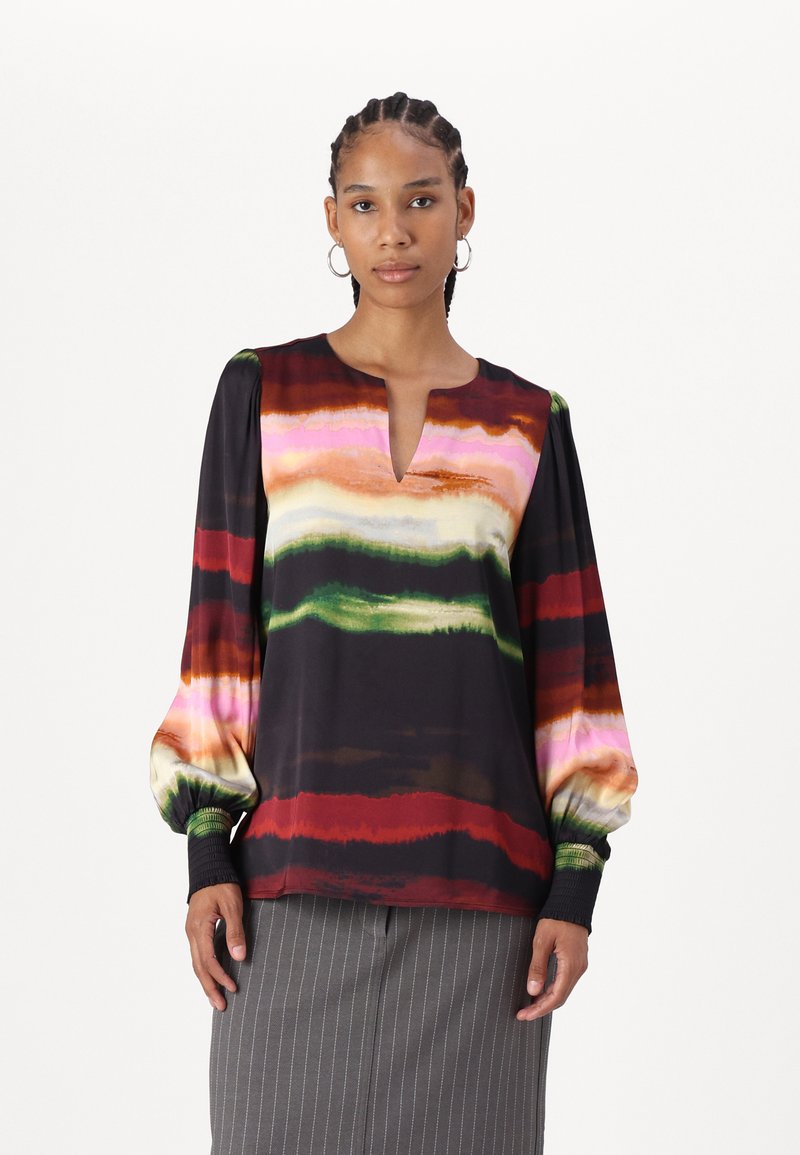 Blusa multicolore con scollatura a V profonda, maniche lunghe a palloncino, una texture morbida in satin e motivi a tratto orizzontale in tonalità calde.