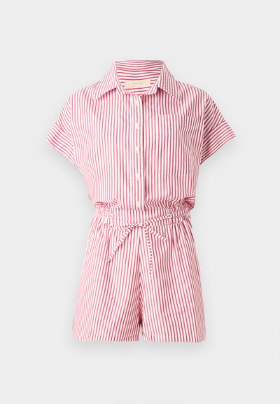 Macacão de mangas curtas em riscas vermelhas e brancas, com frente abotoada, gola, laço na cintura e um bolso no peito. Feito de tecido leve.