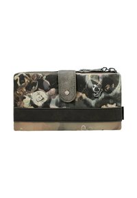 Cartera de materiales mixtos, con un patrón floral en tonos suaves, borde de cuero negro, cierre a presión y detalles en metal plateado.