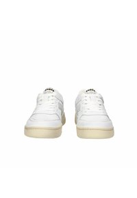 Sneaker bianche con tomaia in pelle liscia, chiusura con lacci e suola in gomma chiara. Presentano dettagli cuciti e punta arrotondata.
