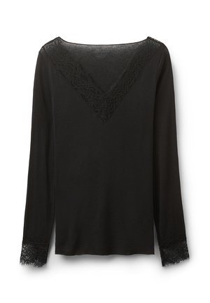 Sort langærmet top med V-formet blondedetalje ved halsudskæringen og blonde detaljer ved ærmekanterne, vist på hvid baggrund.