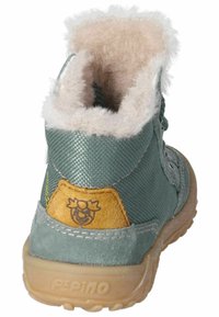 Bota infantil verde y beige con forro suave y esponjoso, exterior texturizado, acento de ante beige y suela de goma con el logo en el talón.