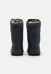 Bottes d'hiver imperméables bleu foncé avec une doublure grise en peluche, une zone de cheville rembourrée et une semelle en caoutchouc noir robuste avec une adhérence texturée.