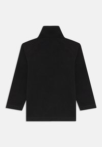 Pullover in pile nero con colletto alto, maniche lunghe a raglan e una texture liscia e morbida. Presenta un orlo dritto e nessun sistema di chiusura visibile.