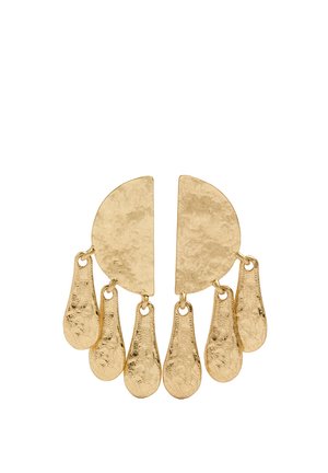 Para młotkowanych kolczyków w złotym odcieniu w kształcie półksiężyca, z każdymi z czterema zwisającymi wisiorkami w kształcie kropli.