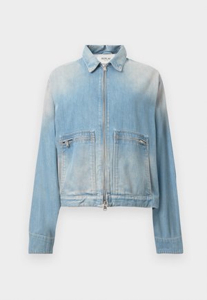 Jachetă din denim albastru deschis cu fermoar frontal, două buzunare cu fermoar și guler. Prezintă un design cropped și o textură ușor decolorată.