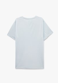 Camiseta de manga corta azul claro con cuello redondo, textura suave y un diseño simple, sin logotipos ni patrones visibles.