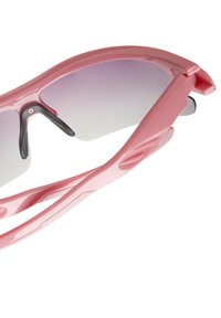 Sportiga solglasögon med en blank rosa båge, gradientlinser och svarta gummidetaljer på näsbryggan för grepp och komfort.