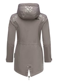 Chaqueta impermeable gris con capucha, con patrones geométricos reflectantes en los hombros y la parte trasera, dobladillo ajustable con cordón y etiqueta con el logo.