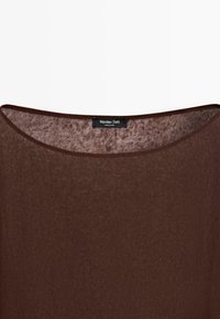 Top marrone in tessuto leggero trasparente con scollatura tonda e etichetta Massimo Dutti sul colletto, realizzato in Cina.