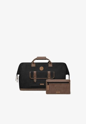 Sac de voyage noir et marron avec poche avant et pochette marron assortie zippée, tous deux avec des accents en cuir et des étiquettes de marque.