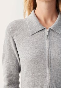 Part Two Stickad klänning - light grey